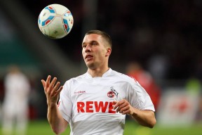 开云体育官网-深圳队连续得分压制步行者，詹姆斯完成里程碑，跨越太平洋的篮球交响