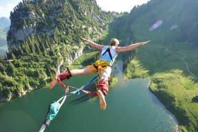 开云体育2026-英超争冠与雄鹿求生，绝境中的两种英雄叙事