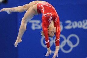 世界杯2026-贝林厄姆一锤定音，F1新赛季揭幕战之夜悬念提前终结