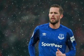 开云体育官网-F1新赛季揭幕战之夜，浓眉防守端锁死对手，一场关于专注与掌控的平行叙事