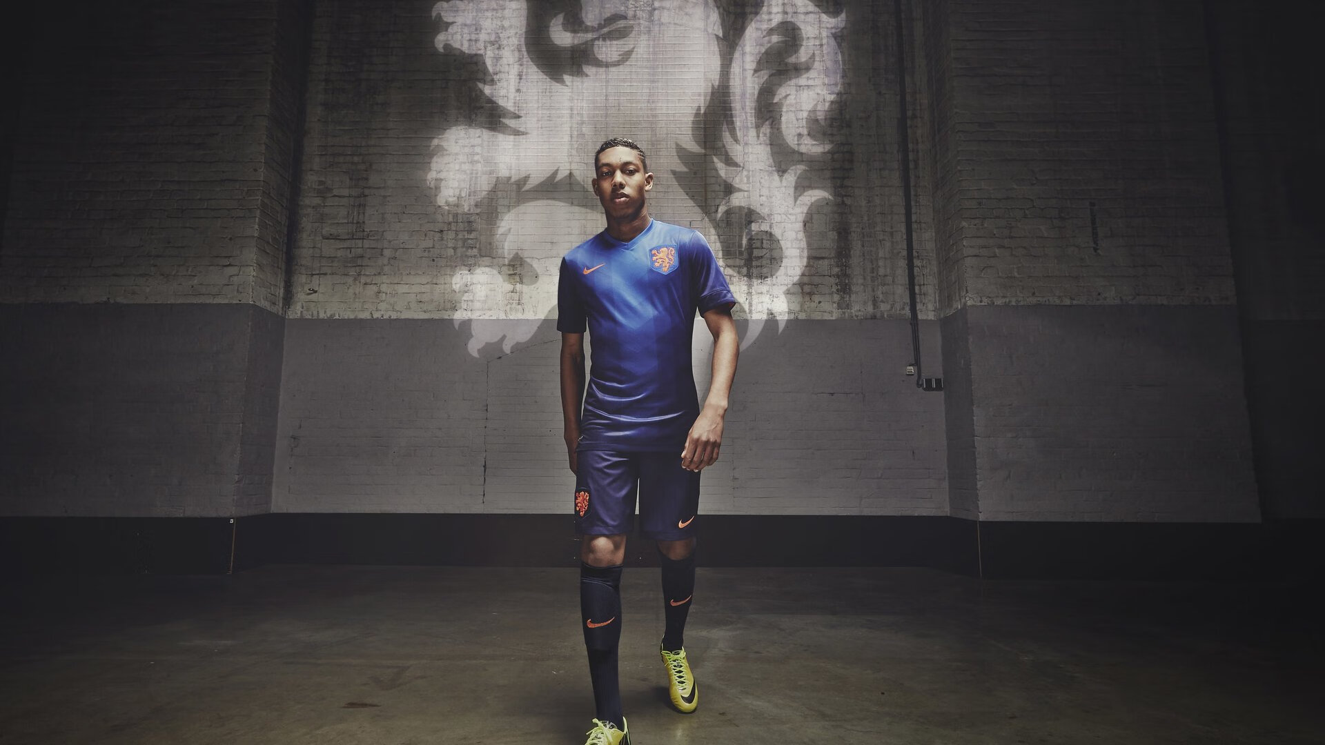 哥伦比亚踏平瑞士，三笘薰惊艳四座，当桑巴遇见武士，足球在边界上狂舞