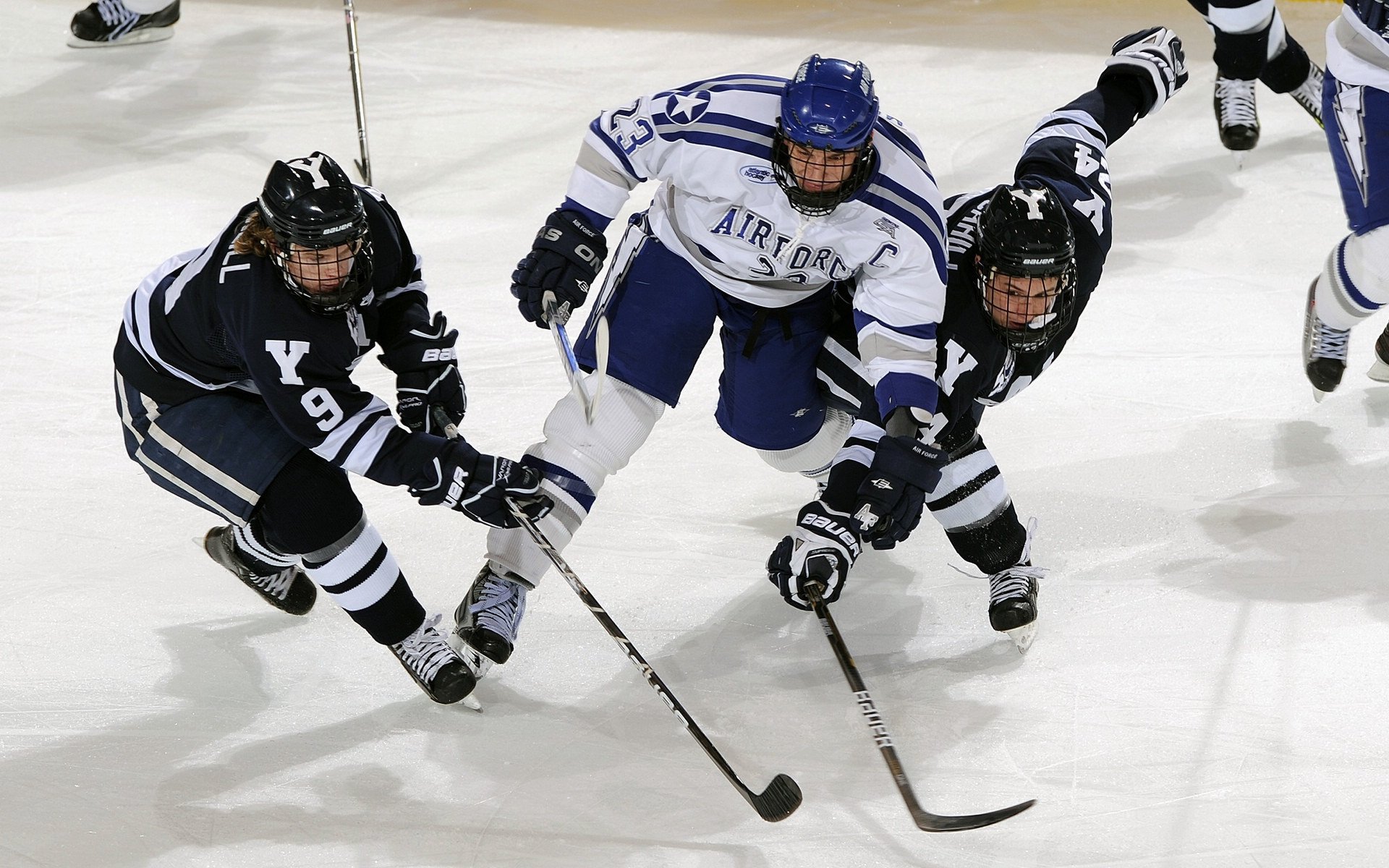 雄鹿正面击溃火箭，恩比德稳定输出不掉线，当团队铁拳遇上个人利刃
